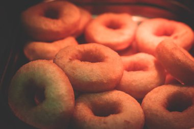 Saint-Petersburg, Rus ponchik, pyshka, donut ve beyaz pudralı geleneksel Rus donutları.