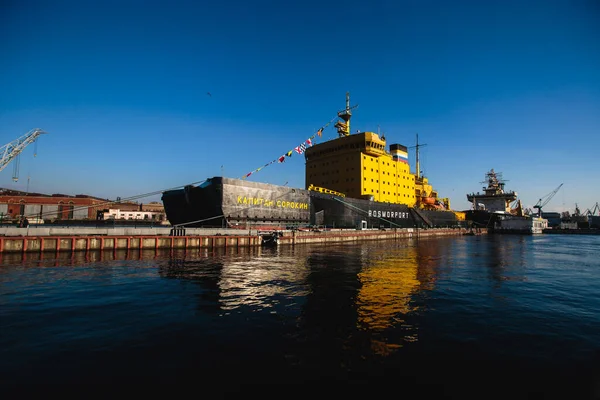一个巨大的俄罗斯核动力破冰船 柴油动力破冰船在港口的景象 夏日晴天 — 图库照片