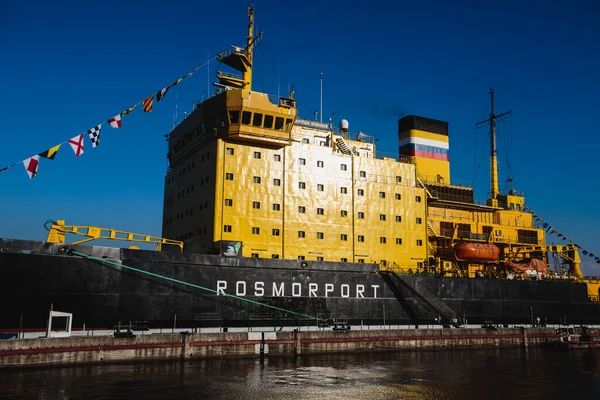 Blick Auf Einen Massiven Russischen Atomeisbrecher Ein Dieselbetriebenes Eisbrecher Schiff — Stockfoto