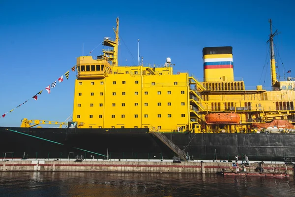 一个巨大的俄罗斯核动力破冰船 柴油动力破冰船在港口的景象 夏日晴天 — 图库照片