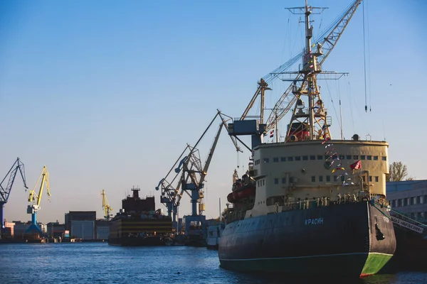 Blick Auf Einen Massiven Russischen Atomeisbrecher Ein Dieselbetriebenes Eisbrecher Schiff — Stockfoto