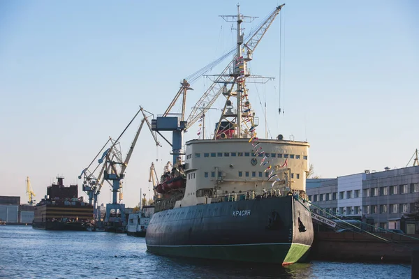 Blick Auf Einen Massiven Russischen Atomeisbrecher Ein Dieselbetriebenes Eisbrecher Schiff — Stockfoto