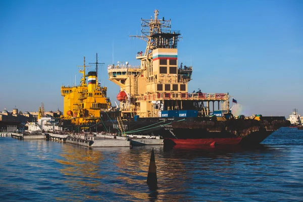 Devasa bir Rus nükleer güç kaynağının görüntüsü, liman limanında dizel motorlu bir buz kırıcı, yaz güneşli bir gün.