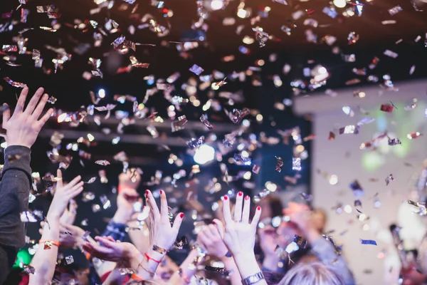 Explosão Confetes Coloridos Disparada Pista Dança Durante Festival Concertos Sala — Fotografia de Stock
