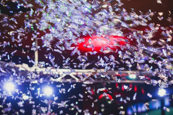 Kolorowy Wybuch Konfetti Parkiecie Podczas Festiwalu Koncertowego Zatłoczona Sala Koncertowa — Zdjęcie stockowe