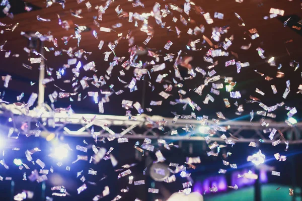 Kolorowy Wybuch Konfetti Parkiecie Podczas Festiwalu Koncertowego Zatłoczona Sala Koncertowa — Zdjęcie stockowe
