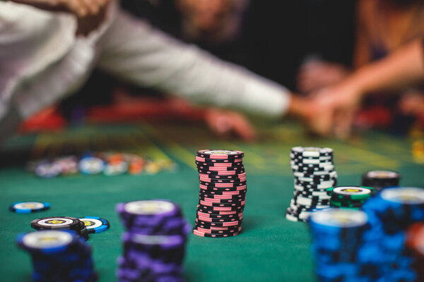 Крупный план яркого изображения разноцветного стола казино с рулеткой в движении, с фишками казино. рука курьера, Мбаппе и группы богатых людей, играющих в азартные игры в зародыше