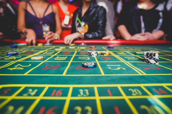 Immagine Vibrante Primo Piano Del Tavolo Casinò Multicolore Con Roulette — Foto Stock