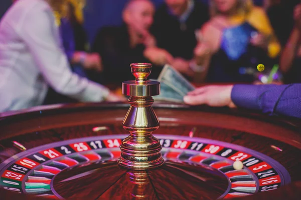 Una Imagen Vibrante Cerca Mesa Casino Multicolor Con Ruleta Movimiento —  Fotos de Stock