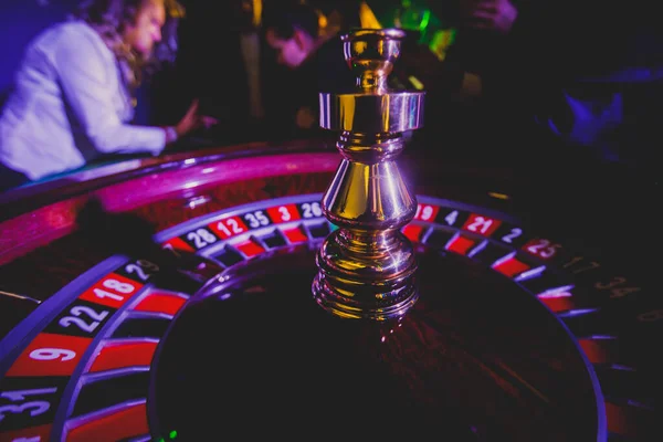 Una Imagen Vibrante Cerca Mesa Casino Multicolor Con Ruleta Movimiento —  Fotos de Stock