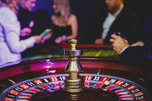 Una Imagen Vibrante Cerca Mesa Casino Multicolor Con Ruleta Movimiento —  Fotos de Stock
