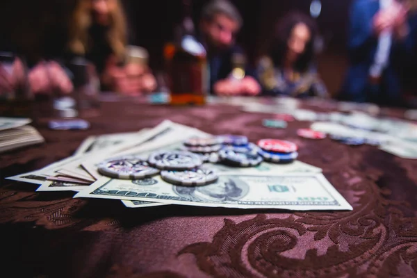 Vista Mesa Poker Com Pacote Cartas Fichas Bebidas Alcoólicas Dinheiro — Fotografia de Stock