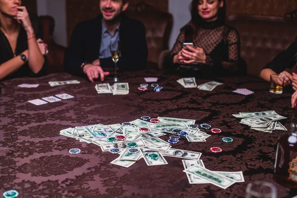 扑克牌桌上摆满了牌 酒精饮料 美金和一群有钱的赌徒玩扑克牌 — 图库照片