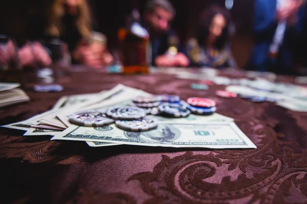 Vista Mesa Poker Com Pacote Cartas Fichas Bebidas Alcoólicas Dinheiro — Fotografia de Stock