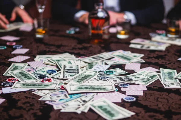 Vista Mesa Póquer Con Paquete Cartas Fichas Bebidas Alcohólicas Dinero — Foto de Stock