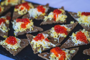 Kurumsal Noel 'de ya da düğün kutlamalarında farklı atıştırmalıklar ve aperatiflerle güzel dekore edilmiş yemek sofrası. 