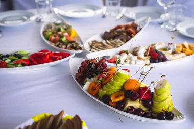 Kurumsal Noel 'de ya da düğün kutlamalarında farklı atıştırmalıklar ve aperatiflerle güzel dekore edilmiş yemek sofrası. 