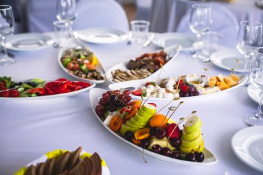 Kurumsal Noel 'de ya da düğün kutlamalarında farklı atıştırmalıklar ve aperatiflerle güzel dekore edilmiş yemek sofrası. 