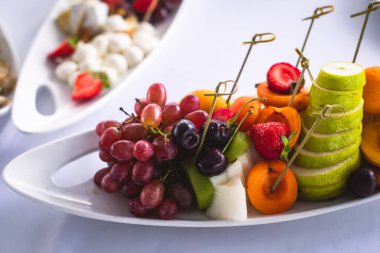 Kurumsal Noel 'de ya da düğün kutlamalarında farklı atıştırmalıklar ve aperatiflerle güzel dekore edilmiş yemek sofrası. 