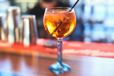 Sıra sıra kırmızı renkli negroni ve spritz aperatif alkollü kokteyller yemek masası, votka ve dekore edilmiş yemek masası etkinliği üzerine alkol seti. 