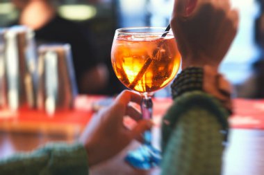 Sıra sıra kırmızı renkli negroni ve spritz aperatif alkollü kokteyller yemek masası, votka ve dekore edilmiş yemek masası etkinliği üzerine alkol seti. 