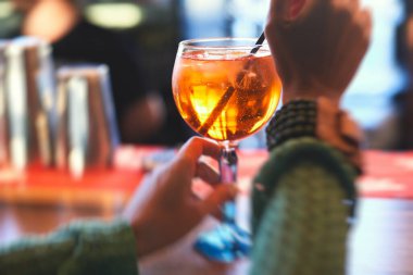 Sıra sıra kırmızı renkli negroni ve spritz aperatif alkollü kokteyller yemek masası, votka ve dekore edilmiş yemek masası etkinliği üzerine alkol seti. 