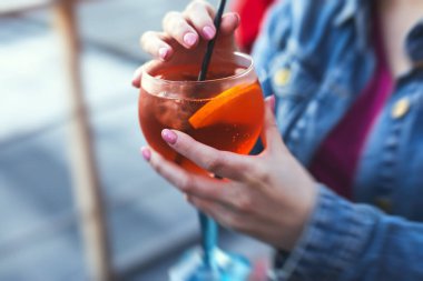 Sıra sıra kırmızı renkli negroni ve spritz aperatif alkollü kokteyller yemek masası, votka ve dekore edilmiş yemek masası etkinliği üzerine alkol seti. 