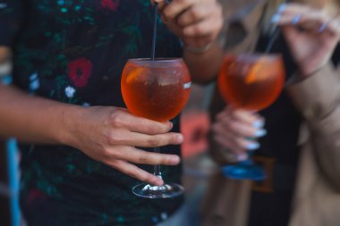 Sıra sıra kırmızı renkli negroni ve spritz aperatif alkollü kokteyller yemek masası, votka ve dekore edilmiş yemek masası etkinliği üzerine alkol seti. 