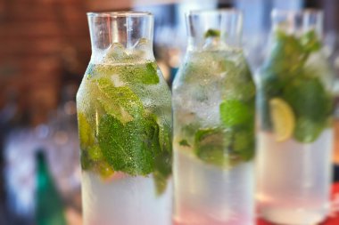 Parti etkinliklerinde servis masasında limonata barı manzarası, bir parti etkinliğinde içecek seçimi 