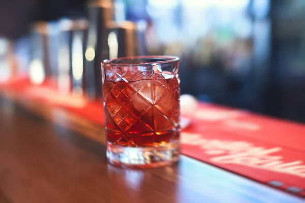 Σειρά Από Κόκκινα Χρωματιστά Negroni Και Spritz Aperitif Κοκτέιλ Αλκοόλ — Φωτογραφία Αρχείου