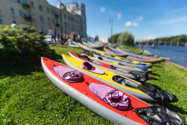 Şehir nehir kanallarında renkli kano kano kayığı kürek çekme, kano kullanma, yaz günü bir grup kano gezisi.