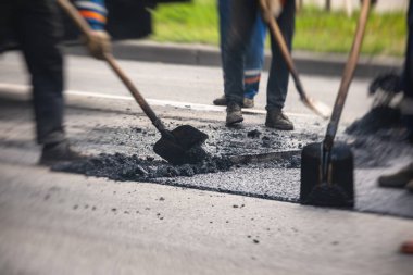 Yol yapımı sırasında asfalt kaldırım makinesi ve buharlı yol silindiri ve tamirat çalışmaları, asfaltlama ve asfalt döşeme süreci, yeni yol inşaatında çalışan işçiler
