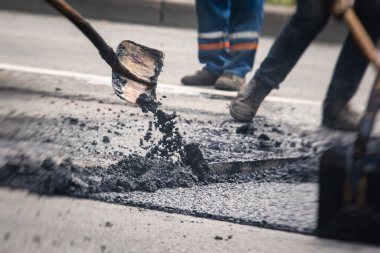 Yol yapımı sırasında asfalt kaldırım makinesi ve buharlı yol silindiri ve tamirat çalışmaları, asfaltlama ve asfalt döşeme süreci, yeni yol inşaatında çalışan işçiler