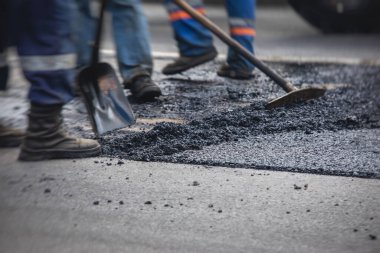 Yol yapımı sırasında asfalt kaldırım makinesi ve buharlı yol silindiri ve tamirat çalışmaları, asfaltlama ve asfalt döşeme süreci, yeni yol inşaatında çalışan işçiler