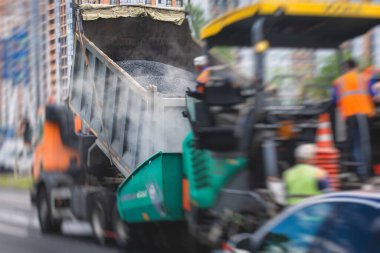 Yol yapımı sırasında asfalt kaldırım makinesi ve buharlı yol silindiri ve tamirat çalışmaları, asfaltlama ve asfalt döşeme süreci, yeni yol inşaatında çalışan işçiler