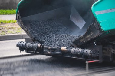 Yol yapımı sırasında asfalt kaldırım makinesi ve buharlı yol silindiri ve tamirat çalışmaları, asfaltlama ve asfalt döşeme süreci, yeni yol inşaatında çalışan işçiler