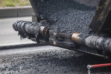 Yol yapımı sırasında asfalt kaldırım makinesi ve buharlı yol silindiri ve tamirat çalışmaları, asfaltlama ve asfalt döşeme süreci, yeni yol inşaatında çalışan işçiler