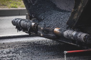 Yol yapımı sırasında asfalt kaldırım makinesi ve buharlı yol silindiri ve tamirat çalışmaları, asfaltlama ve asfalt döşeme süreci, yeni yol inşaatında çalışan işçiler