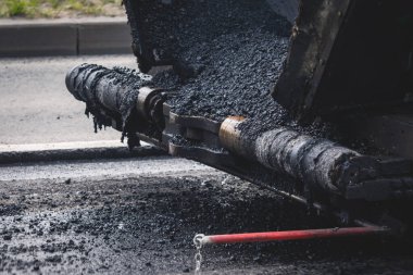 Yol yapımı sırasında asfalt kaldırım makinesi ve buharlı yol silindiri ve tamirat çalışmaları, asfaltlama ve asfalt döşeme süreci, yeni yol inşaatında çalışan işçiler