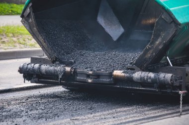 Yol yapımı sırasında asfalt kaldırım makinesi ve buharlı yol silindiri ve tamirat çalışmaları, asfaltlama ve asfalt döşeme süreci, yeni yol inşaatında çalışan işçiler