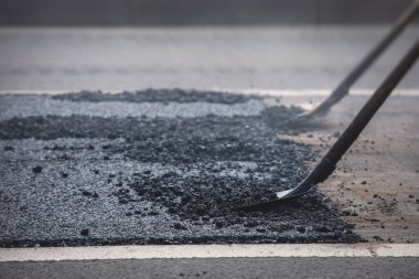 Yol yapımı sırasında asfalt kaldırım makinesi ve buharlı yol silindiri ve tamirat çalışmaları, asfaltlama ve asfalt döşeme süreci, yeni yol inşaatında çalışan işçiler