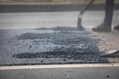 Yol yapımı sırasında asfalt kaldırım makinesi ve buharlı yol silindiri ve tamirat çalışmaları, asfaltlama ve asfalt döşeme süreci, yeni yol inşaatında çalışan işçiler