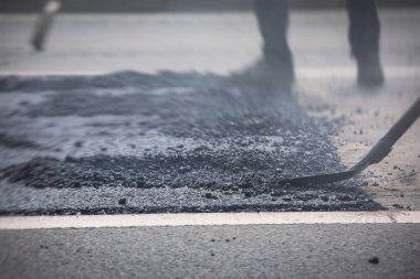Yol yapımı sırasında asfalt kaldırım makinesi ve buharlı yol silindiri ve tamirat çalışmaları, asfaltlama ve asfalt döşeme süreci, yeni yol inşaatında çalışan işçiler