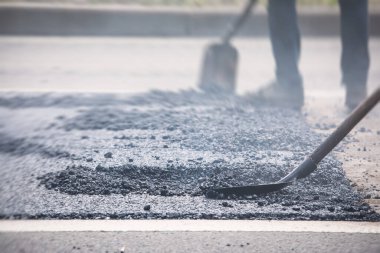 Yol yapımı sırasında asfalt kaldırım makinesi ve buharlı yol silindiri ve tamirat çalışmaları, asfaltlama ve asfalt döşeme süreci, yeni yol inşaatında çalışan işçiler