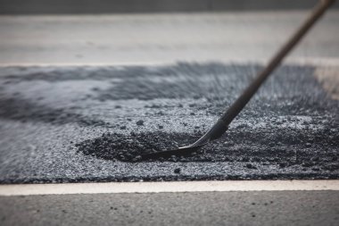 Yol yapımı sırasında asfalt kaldırım makinesi ve buharlı yol silindiri ve tamirat çalışmaları, asfaltlama ve asfalt döşeme süreci, yeni yol inşaatında çalışan işçiler
