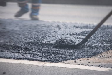 Yol yapımı sırasında asfalt kaldırım makinesi ve buharlı yol silindiri ve tamirat çalışmaları, asfaltlama ve asfalt döşeme süreci, yeni yol inşaatında çalışan işçiler