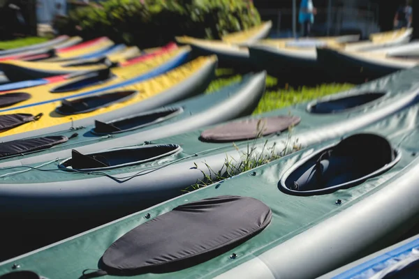 Process Kajakpaddling Stadens Flodkanaler Med Färgglada Kanot Kajak Båt Paddling — Stockfoto