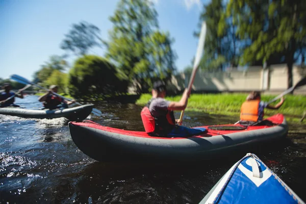 Ein Prozess Des Kajakfahrens Den Städtischen Flusskanälen Mit Bunten Kanu — Stockfoto