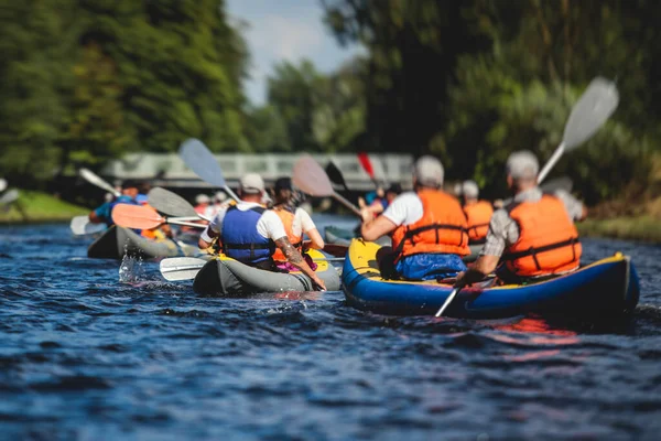 Processo Caiaque Nos Canais Fluviais Cidade Com Canoa Colorido Barco — Fotografia de Stock