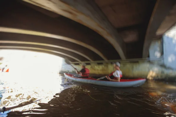 在城市河流运河中的一个皮划艇过程 有五彩斑斓的皮划艇划桨 皮划艇过程 夏天有成群的皮划艇 — 图库照片